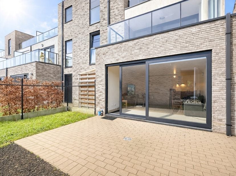 Op zoek naar een comfortabel appartement met sterke ligging én interessante mogelijkheden? Dit centraal gelegen appartement in het centrum van Westroz