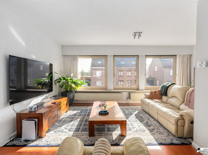 Ontdek deze op te frissen bel-etagewoning, gelegen in een zeer gegeerde en gezellige wijk te Ekeren. De woning geniet van een toplocatie in een rustig