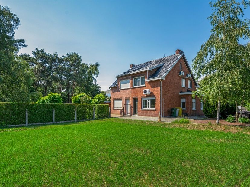 Charmante halfopen bebouwing met 2 à 3 slaapkamers in Meerhout<br />
<br />
<br />
Locatie:<br />
<br />
Deze halfopen bebouwing is gunstig gelegen