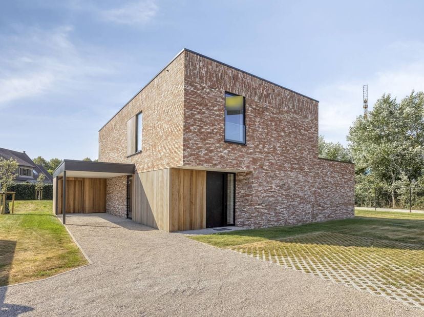 Op een zongericht perceel van maar liefst 1361m² vinden we deze volledig instapklare nieuwbouwvilla met 4 slaapkamers en twee badkamers.<br />
<br />
