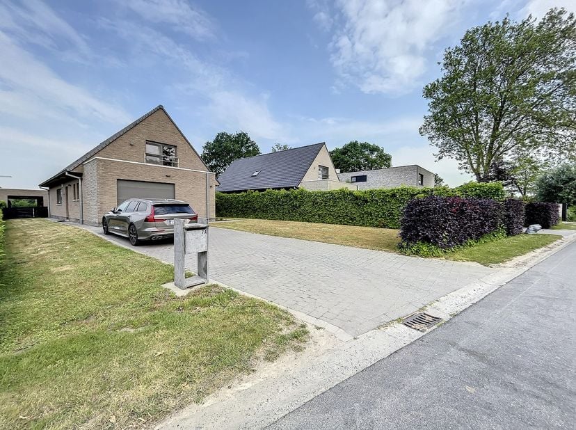 Deze prachtige villa is gelegen in het rustige Sleidinge en is de perfecte woning voor wie op zoek is naar ruimte en comfort. De woning heeft een bewo