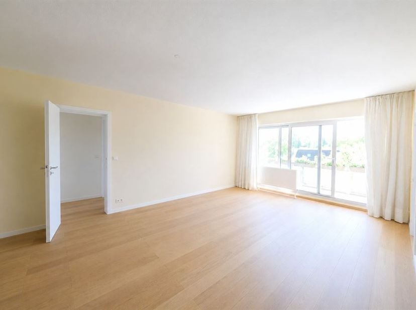 Appartement de 92m² + terrasse au 5ième étage, rénové en 2022, 2 chambres, salle de douche, living, cuisine, hall d'entrée avec vestiaire et WC, cave,