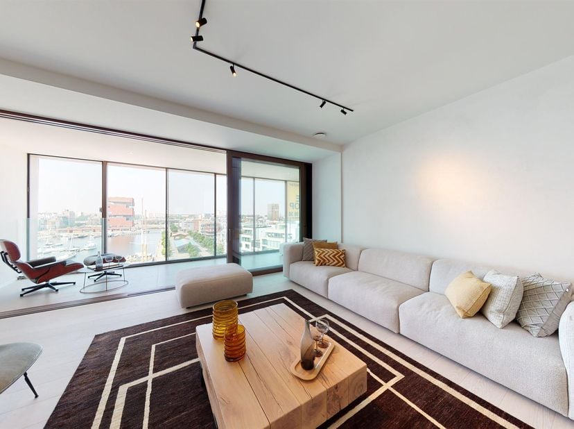 Appartement luxueux avec magnifique terrasse et vue imprenable sur le port de plaisance, situé au huitième étage de la résidence Aequor.<br />
Le vast