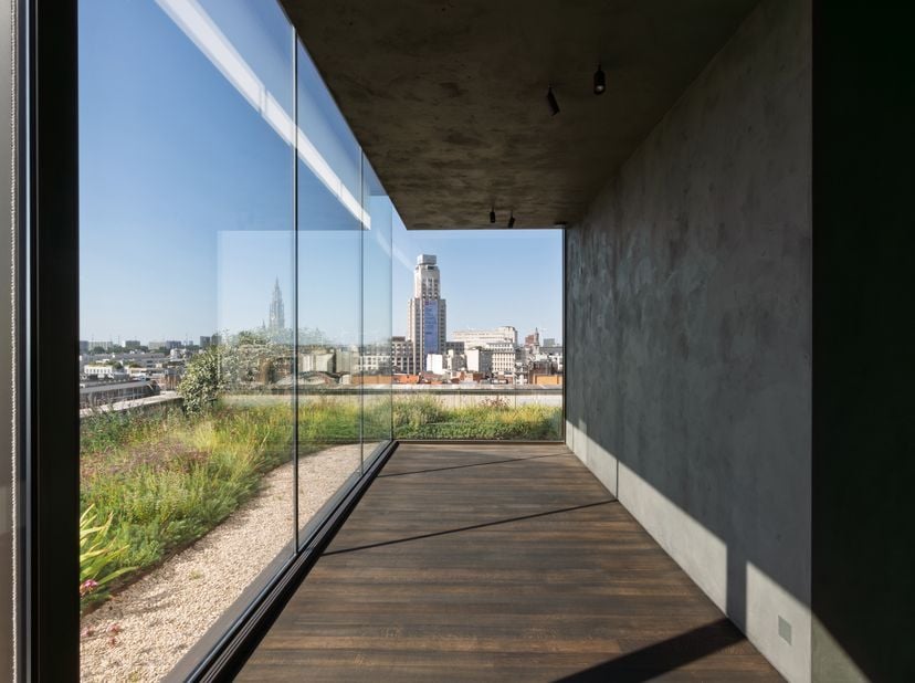 Esthetisch, eigenzinnig, gedetailleerd.<br />
Savoir-vivre boven de stad met schitterende panorama’s, diverse terrassen én een zalige daktuin. Een kro