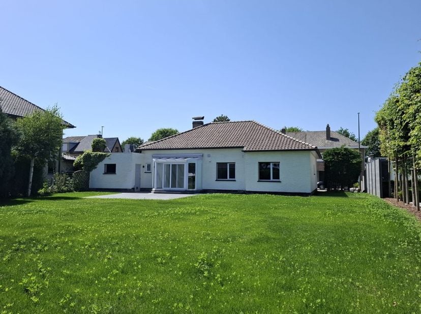 Instapklare, volledig gerenoveerde bungalow met 3 slaapkamers<br />
Bent u op zoek naar een instapklare woning waar comfort en &amp;nbsp;rust hand in hand