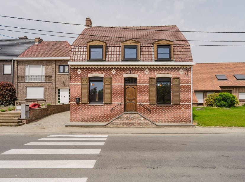 Sommige woningen vertellen meteen een verhaal. Dalestraat 75 in Sint-Denijs is zo'n plek.<br />
Achter de charmante gevel van deze alleenstaande wonin