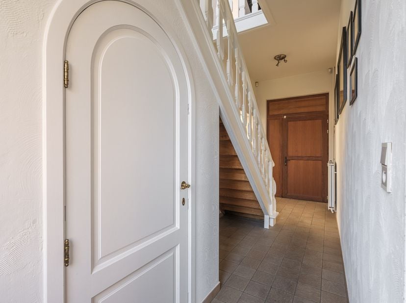 Uniek en goed gelegen landhuis met +-330m² woonbeleving ligt op een perceel van 1278m² te Halen. Deze beschikt over een grote leefruimte met aansluite