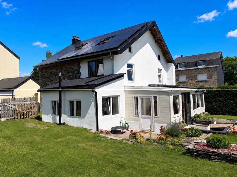 Het ERA BLUX kantoor heeft het genoegen deze charmante 4-gevel woning aan te bieden, perfect gelegen in het centrum van Gouvy, op slechts enkele minut