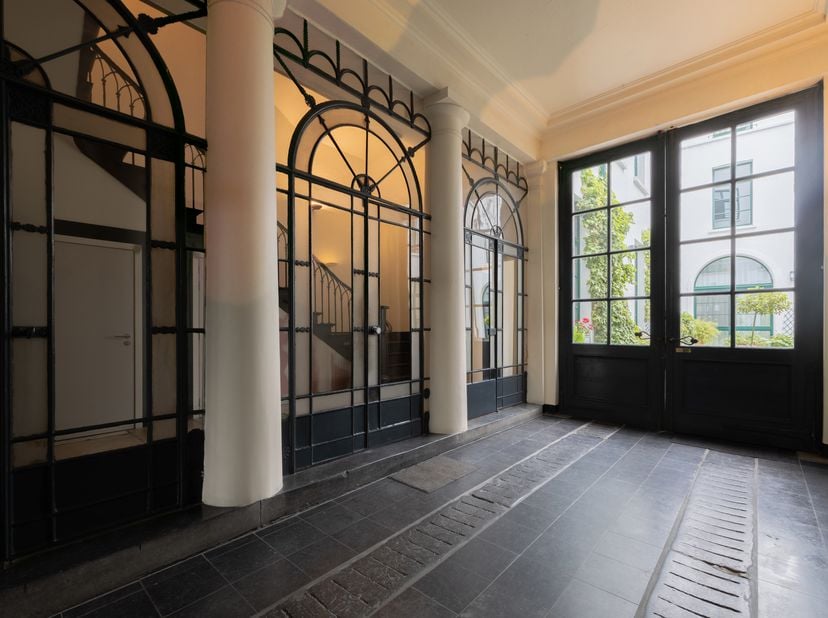In het prestigieuze Oranje Huis, een prachtige laat-classicistische herenwoning die met veel zorg en respect voor haar authentieke karakter werd omgev