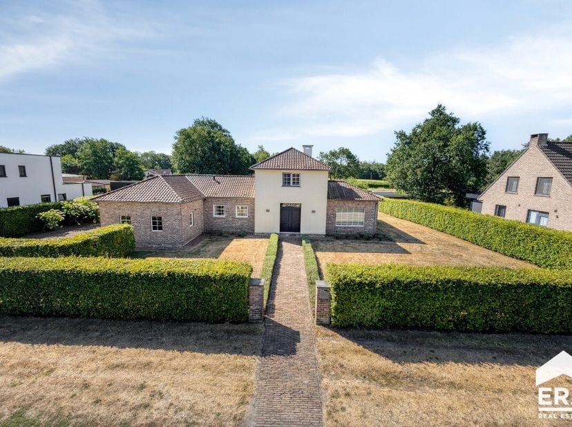 [[ DIT PAND NEEMT DEEL AAN DE ERA OPEN HUIZEN DAG OP 19/9 VAN 9:30 TOT 10:30 ]] MOL-WEZEL: Prachtig landhuis met openluchtzwembad op ca. 75are.Bijzond