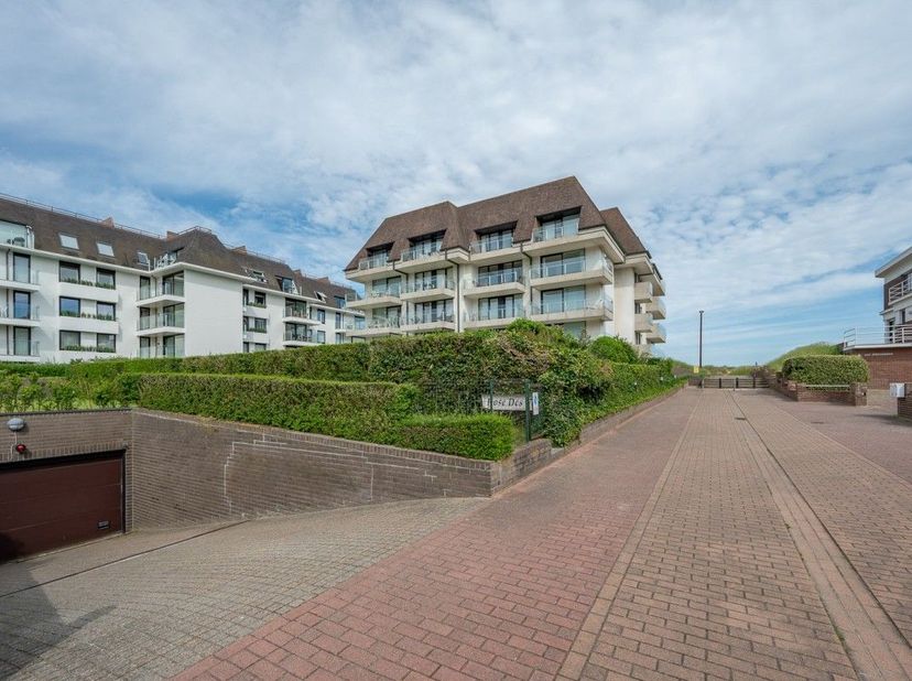 Gesloten garagebox te huur voor 1 wagen in een villa residentie in het Zoute. Gemakkelijk toegankelijk. Contacteer Knokke Real Estate voor meer inform