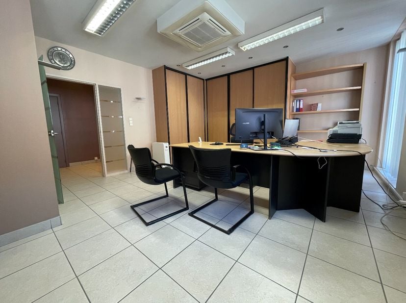Op een gunstige, commerciële ligging nabij het centrum van Kuurne bevinden zich deze kantoorruimtes van ca. 168 m² op de eerste verdieping.<br />
De t
