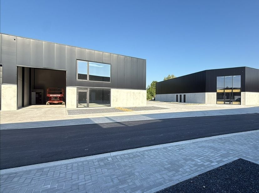 Modern handelspand in de KMO-zone van Elverdinge (Ieper), vlot bereikbaar via belangrijke invalswegen. Dit recente handelspand uit 2025 biedt een uits