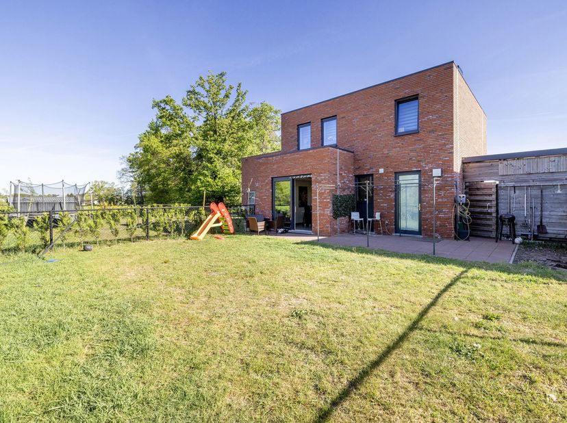 Moderne, energiezuinige woning met 3 slpks in rustige doodlopende straat te Balen<br />
Deze moderne en recent gebouwde woning in Balen combineert hed