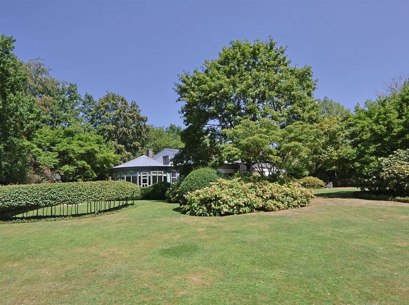 Op een uitstekende locatie vlakbij het prachtige domein van Bokrijk en centraal tussen Genk en Hasselt, vinden we deze ruime en karaktervolle villa. D