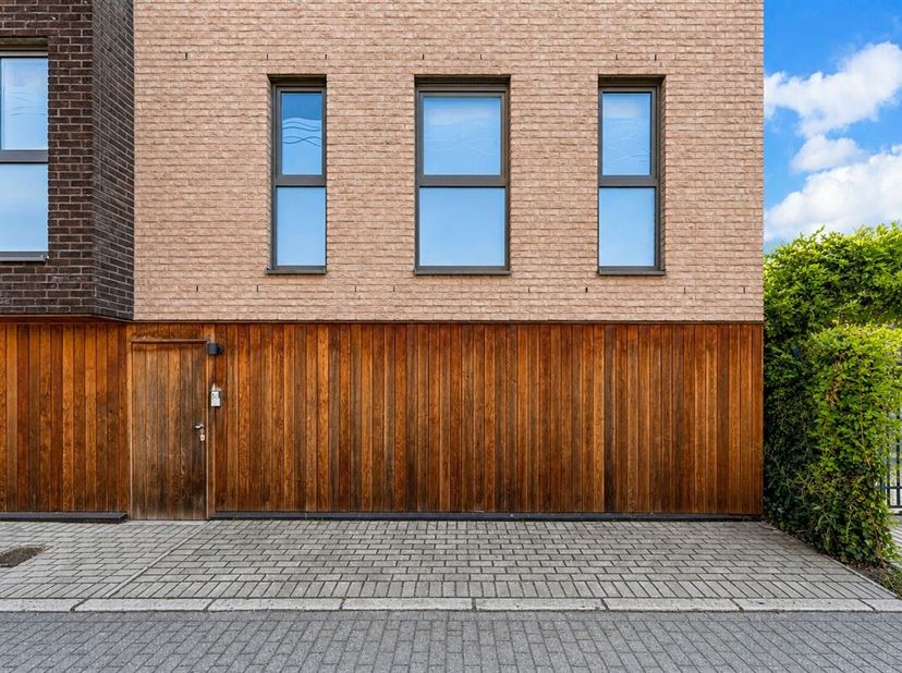 TE KOOP: Recent 2-slaapkamerappartement in het centrum van Heusden!<br />
Welkom in dit recente en hoogwaardig afgewerkte appartement, gelegen op een
