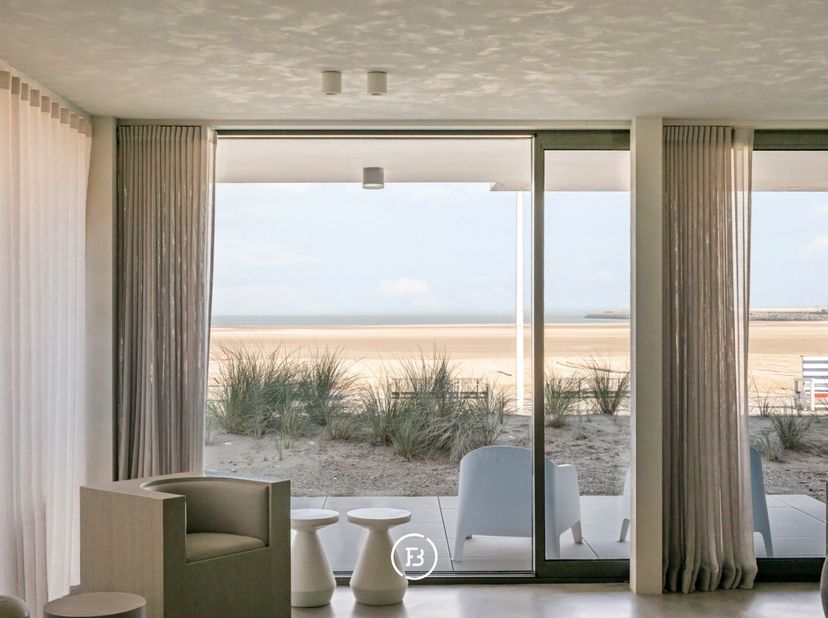 Gelijkvloers wonen op een topligging aan de Zeedijk van Zeebrugge met frontaal zeezicht en een uitzonderlijke buitenruimte.<br />
Dit ruim gelijkvloer