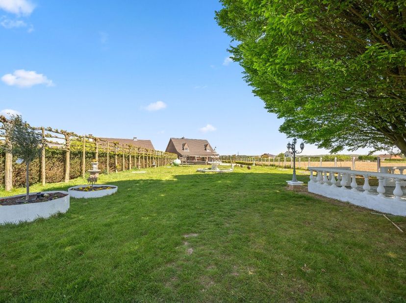 Gelegen op een uitzonderlijke locatie waar rust en open vergezichten samenkomen, onderscheidt deze standingvolle villa zich als een zeldzame opportuni