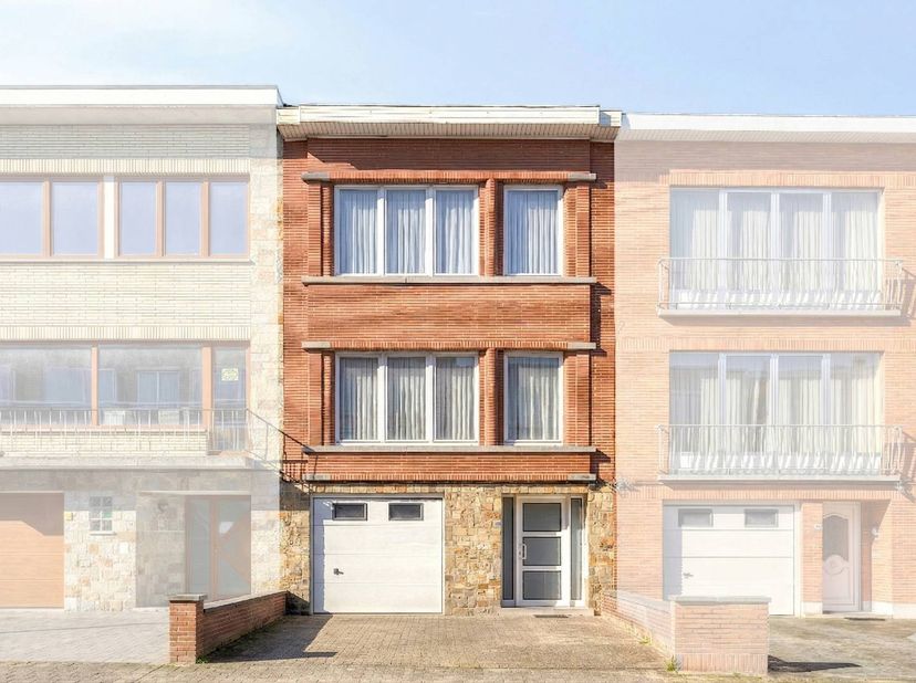 Het pand is op dit moment opgedeeld in drie aparte appartementen: <br />
<br />
-Een studio op de gelijkvloerse verdieping met terras en tuin<br />
-E