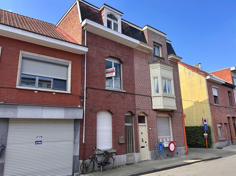 Stadswoning met 3 slaapkamers<br />
Ligging:<br />
De woning is gelegen op een centrale en vlot bereikbare locatie in Turnhout. Dankzij de nabijheid v