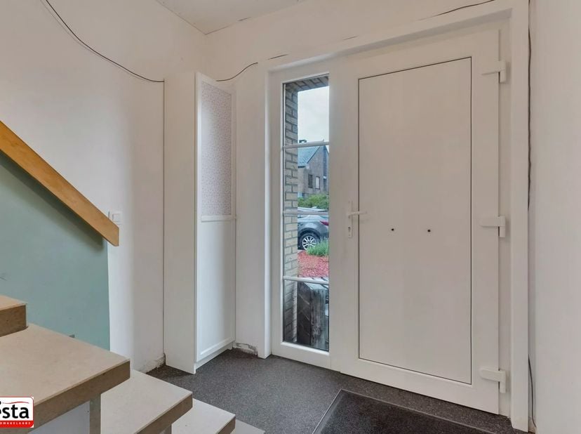 Deze meergezinswoning ligt in de rustige regio Velm, dichtbij de centra van Sint-Truiden, Gingelom, Landen en de oprit van de E40.<br />
Elk apparteme