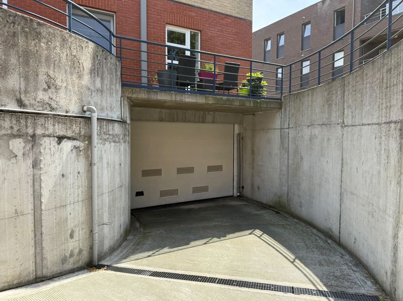 Veilige en vlot bereikbare autostaanplaats te huur in een afgesloten ondergrondse garage aan de Noendries 63, 9000 Gent.<br />
Afmetingen: 5 m x 3 m<b
