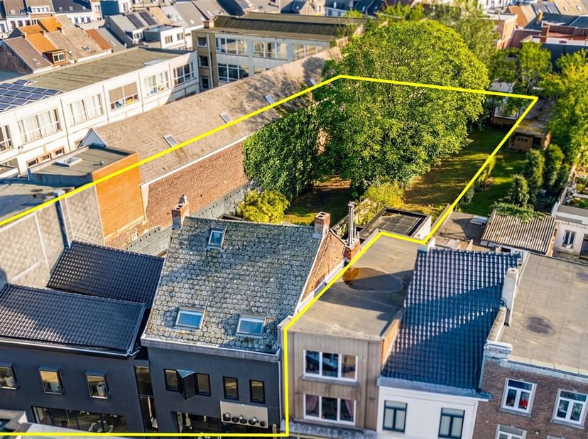 Ontdek deze uitzonderlijke handelsruimte met prachtige authentieke uitstraling op dé ligging in het hart van Wetteren! Het pand werd grondig gerenovee