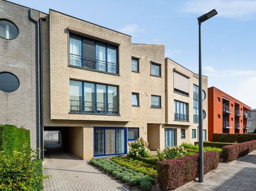 Gelijkvloers appartement met 1 slaapkamer, tuin en garage<br />
<br />
Dit gelijkvloers appartement met 1 slaapkamer biedt een interessante combinat
