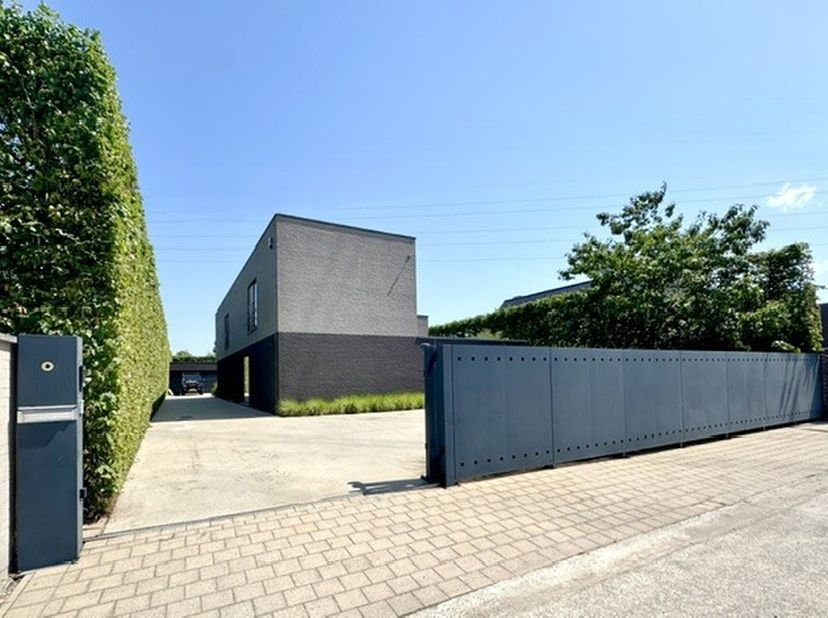 Moderne villa, op gunstige locatie met goede verbindingen naar de autostrade en nabij alles wat men nodig heeft. Indeling: Oprit met geautomatiseerde