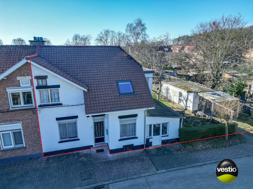 RUSTIG GELEGEN WONING MET 4 SLAAPKAMERS<br />
<br />
Deze verrassend ruime woning is gelegen langs de rustige Staatstuinwijk in Winterslag. Een centra