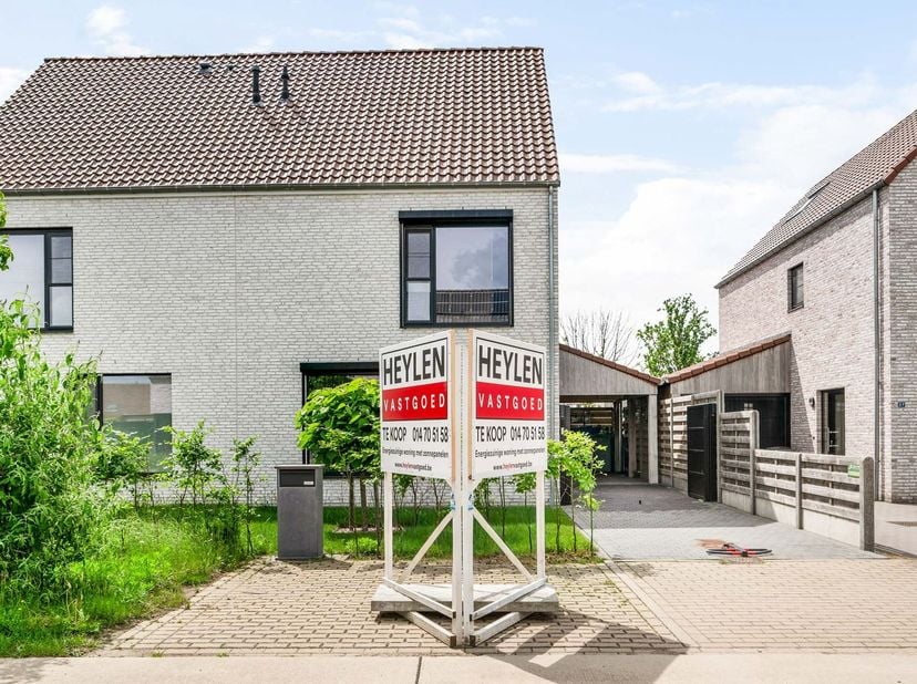 Energiezuinige woning met zonnepanelen<br />
<br />
In een rustige, doodlopende straat vlak bij het centrum van Morkhoven vinden we deze energiezuin