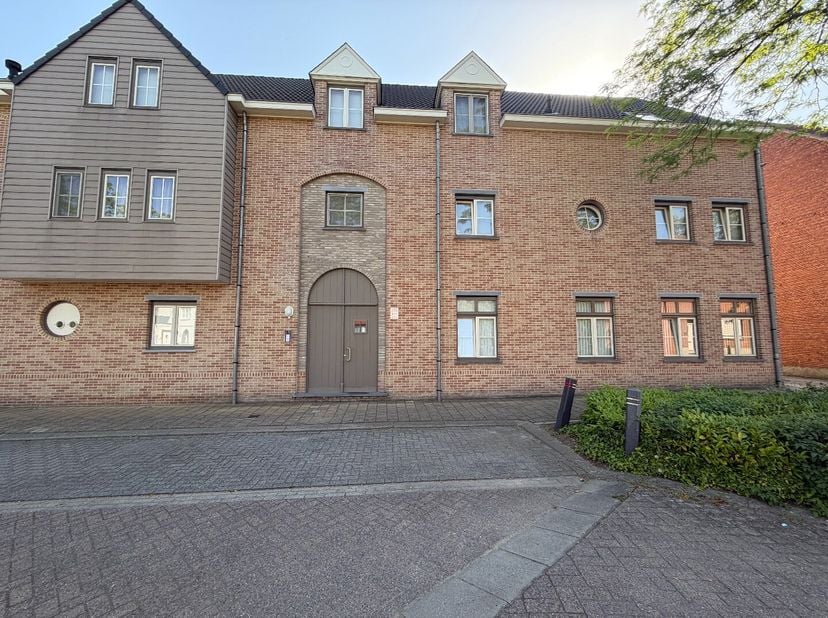 Ligging:<br />
Het appartement is gelegen nabij het centrum van Geel.<br />
Alle nodige faciliteiten (openbaar vervoer, winkels, scholen...) zijn goed