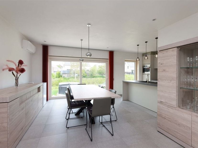 Moderne en energiezuinige woning met 3 slaapkamers in een rustige woonomgeving<br />
Omgeving:<br />
+ Gelegen in een rustige en doodlopende straat me