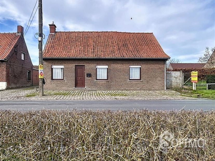 Alleenstaande woning met ruime garages te Vleteren.<br />
De indeling van de woning is als volgt:<br />
Gelijkvloers: <br />
leefruimte, slaapkamer, a