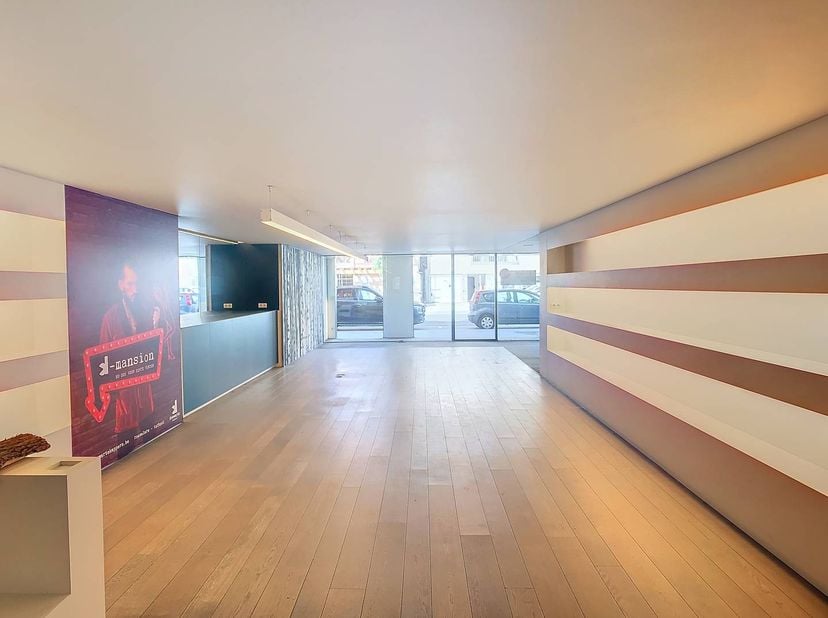Handelspand van ca. 300 m² te huur op centrale ligging met visibiliteit in Torhout.<br />
<br />
Indeling van het pand:<br />
- open ruimte <br />
- a