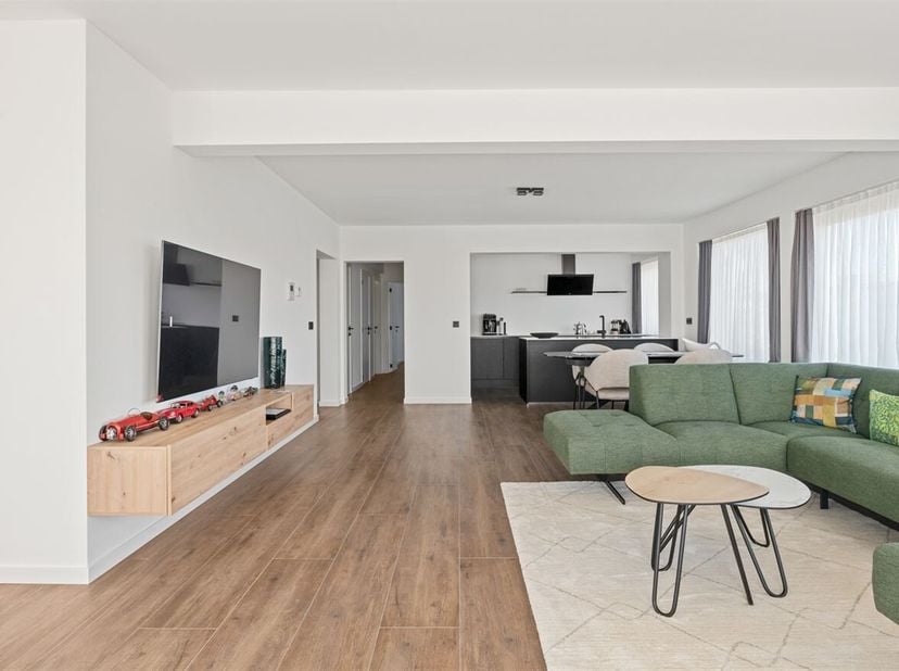 Op zoek naar ruimte, comfort en een centrale ligging? Dit volledig gerenoveerde appartement op de derde verdieping van een verzorgd gebouw met lift, g