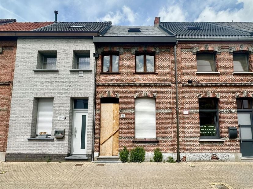 Deze af te werken rijwoning biedt de mogelijkheid om op het gelijkvloers in te richten als: inkom, leefruimte, open keuken, badkamer en veranda.<br />