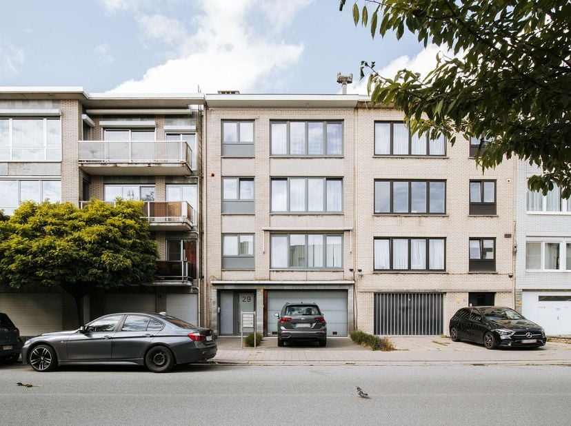 Op de derde verdieping van een kleinschalig gebouw verwelkomt dit appartement je met een aangenaam gevoel van ruimte en licht. Via de ruime inkomhal,