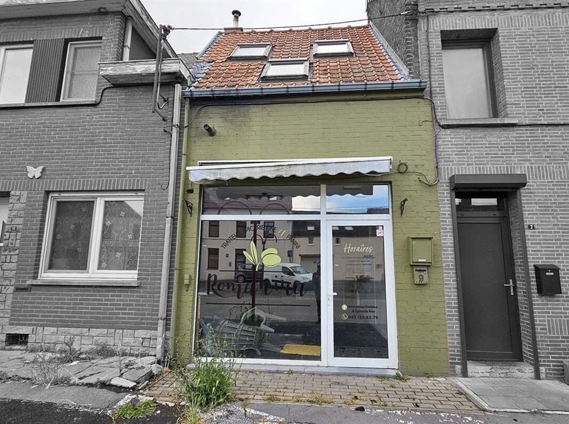 Prix: Offre à partir de 110.000 euros, frais d'agence non inclus et à charge de l'acquéreur.<br />
Commerce avec l'appartement du gérant situés sur la