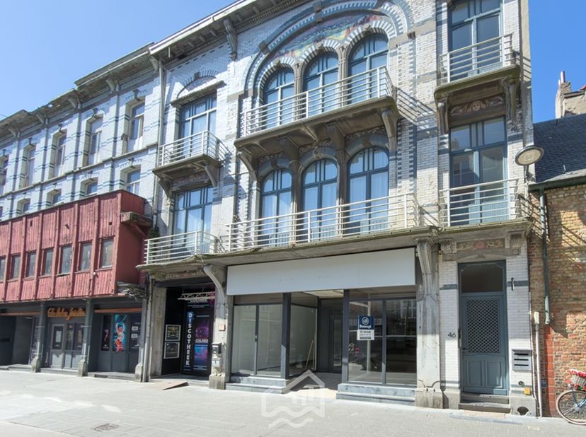 Dit commercieel pand van 116 m², gelegen in de Langestraat 46 te Blankenberge, biedt tal van mogelijkheden voor uiteenlopende activiteiten. Het pand b