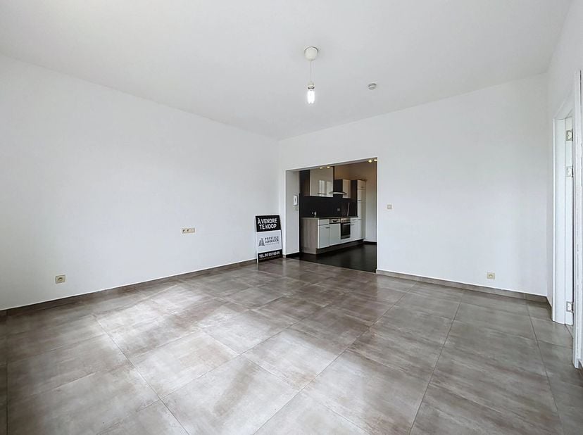 ANDERLECHT - REF: 87282124 - MOOI APPARTEMENT MET TWEE SLAAPKAMERS !!<br />
Gelegen op de derde verdieping van een klein appartementencomplex bieden w