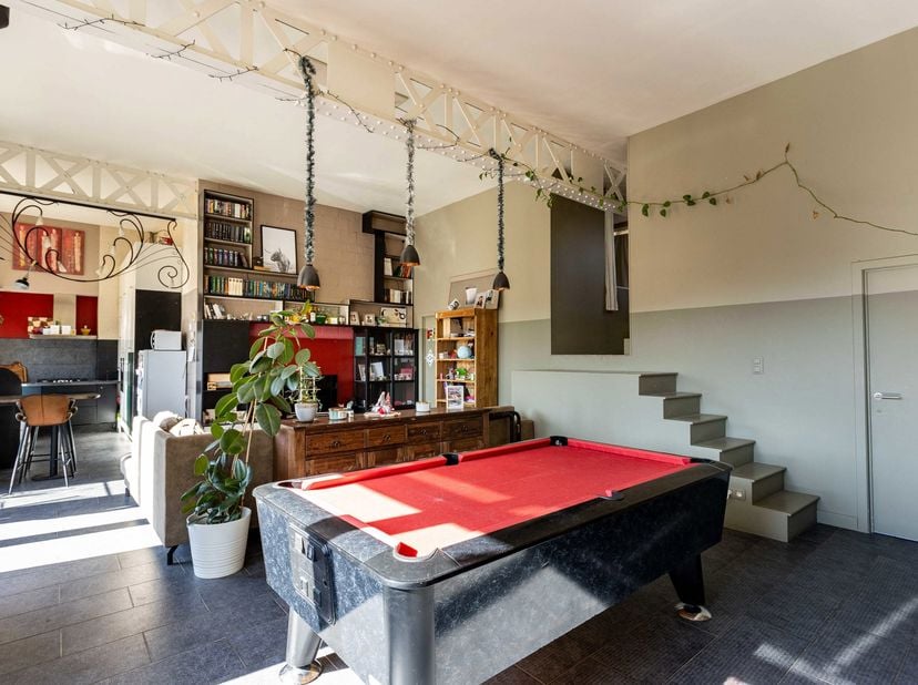 Bent u op zoek naar karakter en ruimte? Dan is deze rustig gelegen en leuke loft in de Jan Van Nassaustraat te Ronse zeker een bezoek waard. Deze lich