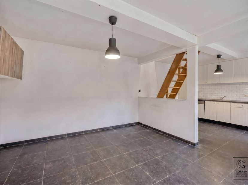 Uniek opbrengsteigendom of ideale eerste woonst van 65 m² op een absolute toplocatie in Lier! Via de inkom kom je onmiddellijk in de gezellige leefrui