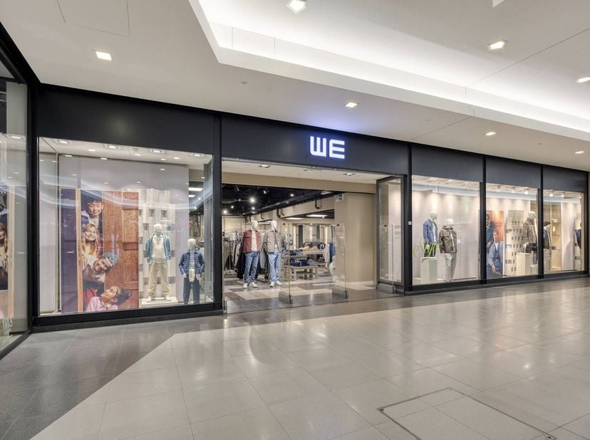 Cet espace commercial d'environ 230 m² est situé dans le célèbre centre commercial Shopping 1 Genk, actuellement ouvert sous le nom de WE Fashion. Grâ