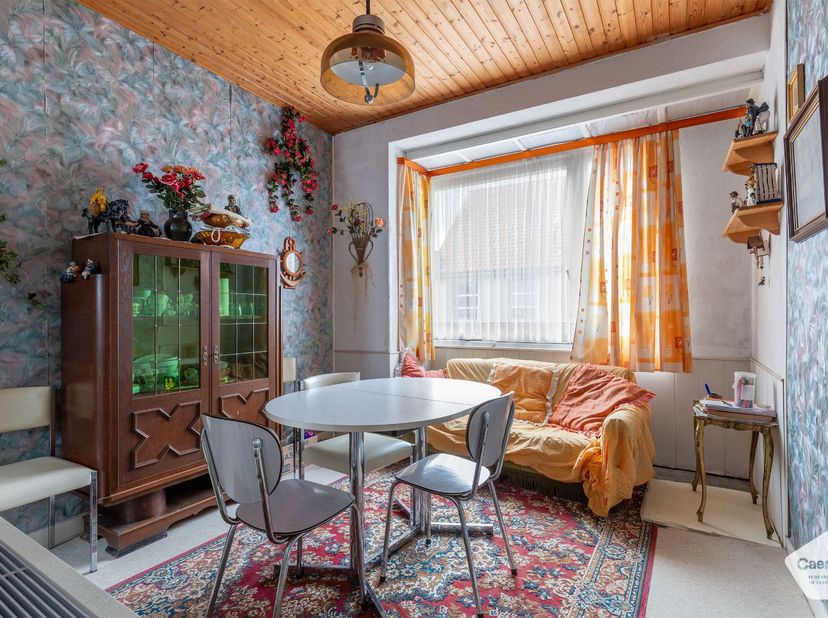 Dit appartement op de tweede verdieping (zonder lift) van een kleinschalige residentie biedt een unieke kans voor wie op zoek is naar een betaalbare s