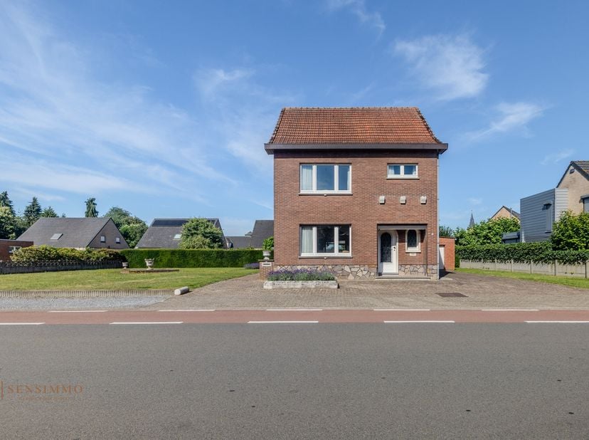 Deze ruime open bebouwing is gelegen in een gunstig gelegen, rustige woonomgeving. De ligging biedt een ideale balans tussen het comfort van de nabijg