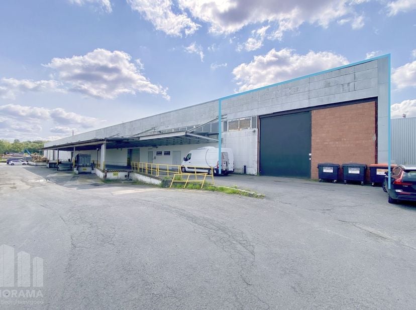 Vlot bereikbare magazijnruimte met een oppervlakte van +/- 316 m² te koop in het hart van de IZ Pathoekeweg. De loods, opgebouwd uit een degelijke bet
