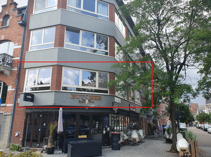 Op zoek naar een ruim en lichtrijk appartement op een toplocatie? Dit volledig gerenoveerde appartement bevindt zich op de eerste verdieping van een v