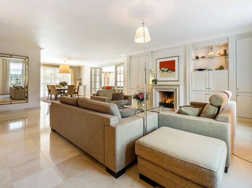 Luxueuze villa op een perceel van 1.708 m² op een centrale ligging te Hamont-Achel. De villa beschikt op het gelijkvloers over royale inkomhal met gas