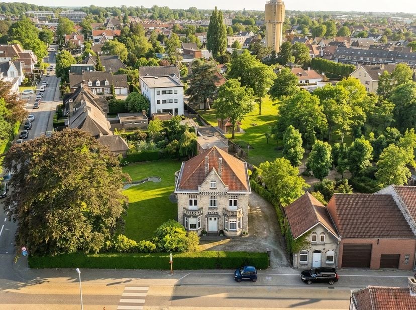 Cette maison de caractère, construite en 1914, respire encore le charme d’antan et a été soigneusement préservée au fil des années. Elle est située su